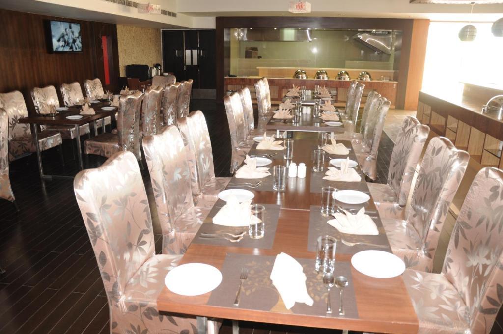 Fortune Select Grand Ridge, Tirupati - Member Itc Hotels' Group Kültér fotó A restaurant in India