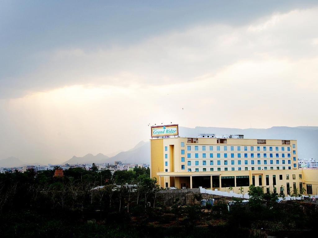 Fortune Select Grand Ridge, Tirupati - Member Itc Hotels' Group Kültér fotó The hotel in 2011