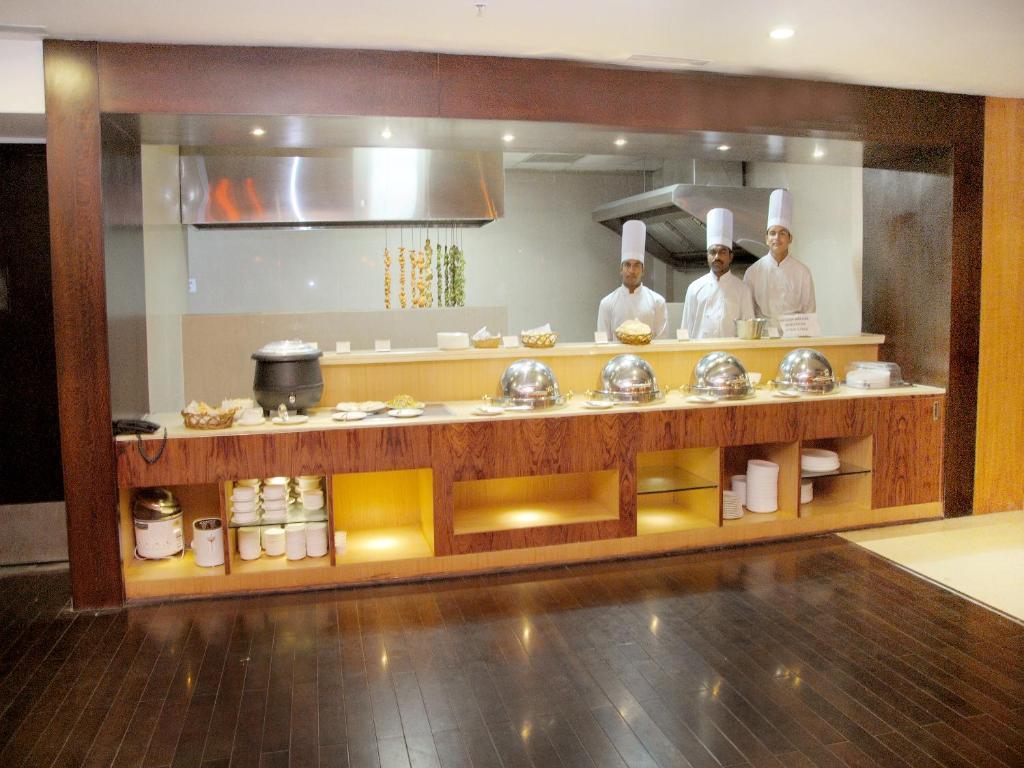 Fortune Select Grand Ridge, Tirupati - Member Itc Hotels' Group Kültér fotó A live kitchen at a hotel