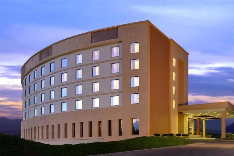 Fortune Select Grand Ridge, Tirupati - Member Itc Hotels' Group Kültér fotó The hotel at dusk