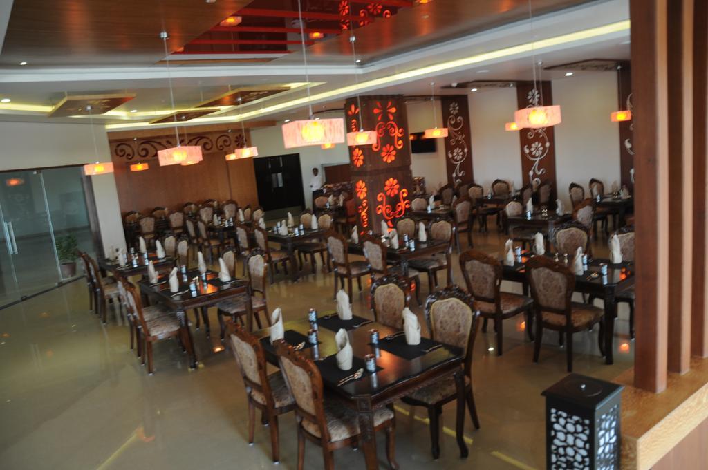 Fortune Select Grand Ridge, Tirupati - Member Itc Hotels' Group Kültér fotó The interior of a restaurant in India