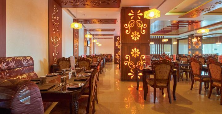 Fortune Select Grand Ridge, Tirupati - Member Itc Hotels' Group Kültér fotó The interior of a typical buffet restaurant